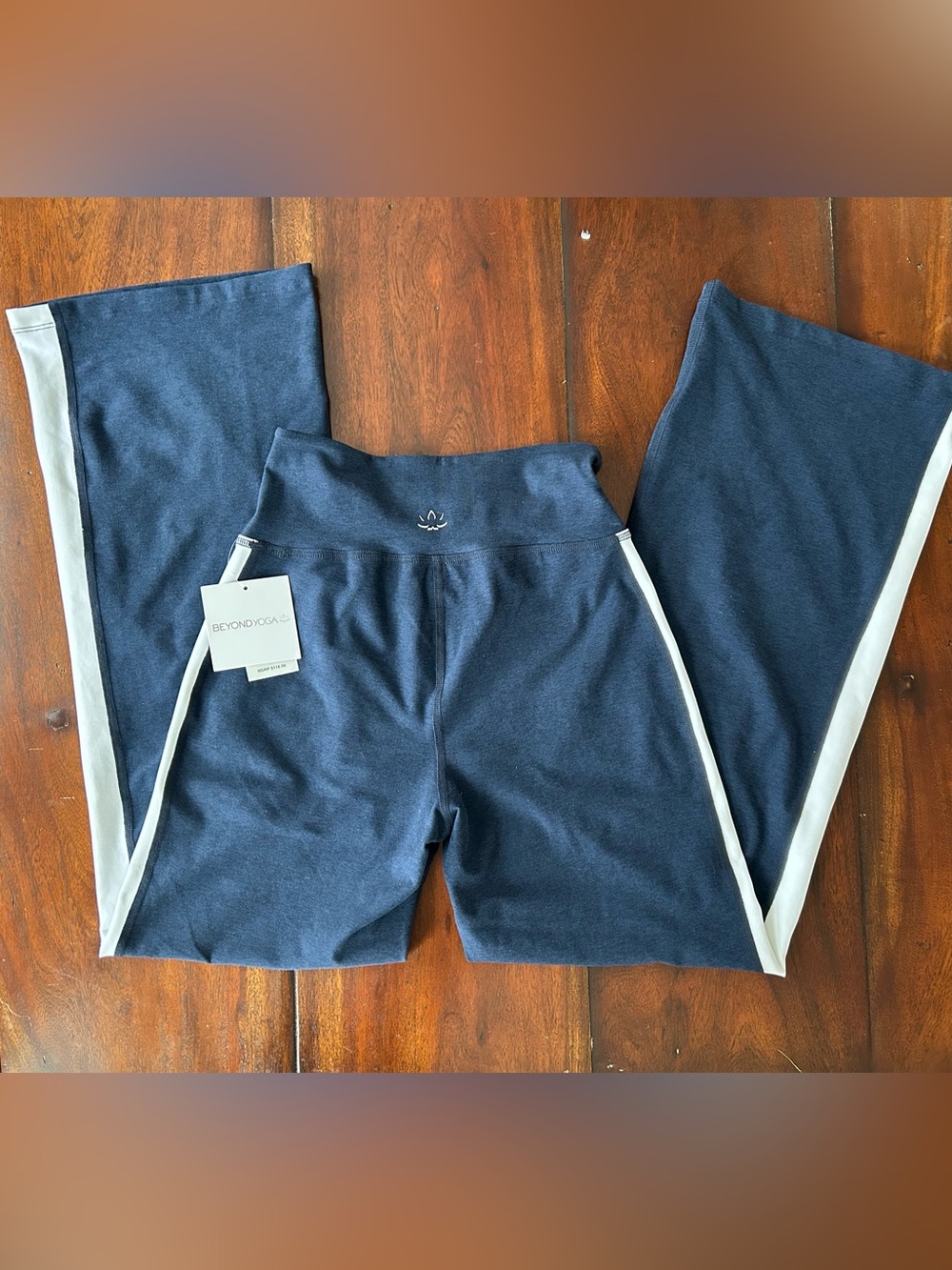 Beyond Yoga Spacedye Line Up Wide Leg Pant. XS. Navy/white - Picture 11 of 15